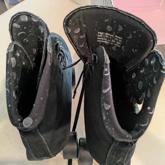 Midnight Roller Moon Boot Roller Skates - Picture 16 of 17